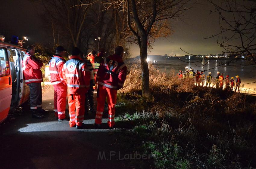 Einsatz BF Koeln PKW im Rhein Mondorf Hersel P046.JPG